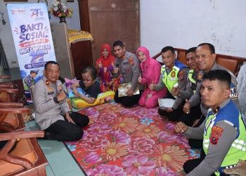 Kapolres Pematangsiantar AKBP Dhana Noer Kurniawan S.I.K., M.M didampingi Wakapolres KOMPOL Budiono Saputro SH., MH, Ketua Bhayangkari Cabang Pematangsiantar Ny. Melati Dhana dan Kasat Lantas AKP Simon Elika Simatupang S.H., M.H, CPHR saat berikan bantuan kepada Hany yang mengalami Hidrosefalus 
