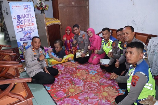 Kapolres Pematangsiantar AKBP Dhana Noer Kurniawan S.I.K., M.M didampingi Wakapolres KOMPOL Budiono Saputro SH., MH, Ketua Bhayangkari Cabang Pematangsiantar Ny. Melati Dhana dan Kasat Lantas AKP Simon Elika Simatupang S.H., M.H, CPHR saat berikan bantuan kepada Hany yang mengalami Hidrosefalus