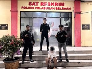 Remaja diduga bagian kelompok geng motor dengan barang bukti yang diamankan Polres Pelabuhan Belawan. (Foto Ist)