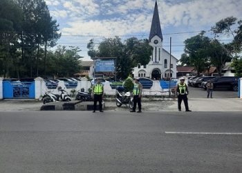 Personil piket AIPDA Ramlan, AIPDA Agung, AIPDA Rudianto dan Brigadir Dharmawandi saat patroli du Gereja HKBP Jalan Gereja