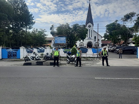 Personil piket AIPDA Ramlan, AIPDA Agung, AIPDA Rudianto dan Brigadir Dharmawandi saat patroli du Gereja HKBP Jalan Gereja
