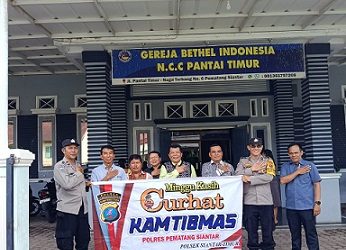 Piket Bhabinkamtibmas AIPTU Ungkap Hutagalung, AIPTU Goido Sinaga dan AIPDA Viktorson Saragih ST melaksanakan kegiatan Minggu Kasih Curhat Kamtibmas di Gereja GBI NCC di Gereja GBI NCC,