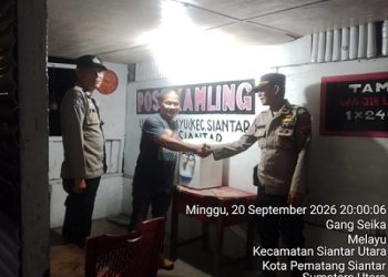 Piket Pawas Kanit Binmas IPDA H. Matondang SH bersama Bhabinkamtibmas AIPTU Yunus Sembiring dan AIPTU Yudi Patra melaksanakan SALING di Pos Kamling Melayu