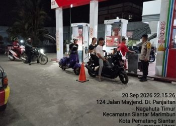 Bhabinkamtibmas Kelurahan Nagahuta Timur AIPTU Fernandes Munthe melaksanakan monitoring penyaluran BBM di SPBU