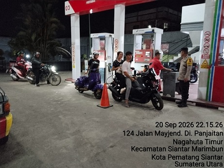 Bhabinkamtibmas Kelurahan Nagahuta Timur AIPTU Fernandes Munthe melaksanakan monitoring penyaluran BBM di SPBU