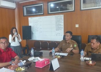 Ketua Komisi 4 DPRD Medan, Paul Mei Anton Simanjuntak SH  saat memimpin rapat evaluasi triwulan II Komisi 4 DPRD Medan bersama Kepala Dinas SDABMBK Kota Medan Khairul Azmi di ruang komisi 4 gedung dewan (Foto Ist)