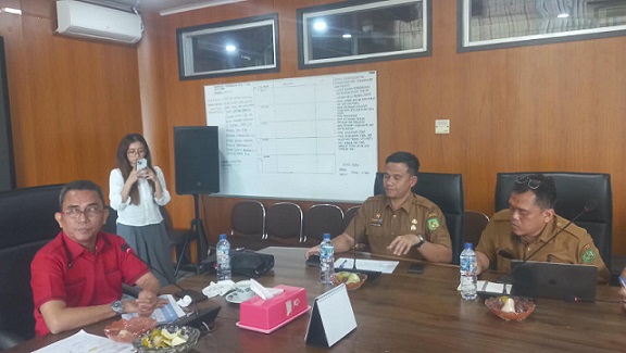 Ketua Komisi 4 DPRD Medan, Paul Mei Anton Simanjuntak SH saat memimpin rapat evaluasi triwulan II Komisi 4 DPRD Medan bersama Kepala Dinas SDABMBK Kota Medan Khairul Azmi di ruang komisi 4 gedung dewan (Foto Ist)