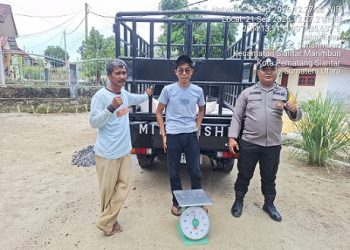 Bhabinkamtibmas Bripka Johannes C. Siregar, SH dampingi Penjualan Jagung milik Petani Binaan Kapolsek Siantar Marihat ke Bulog Cabang Pematangsiantar