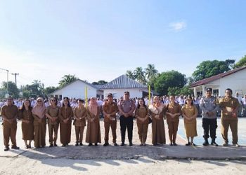 Kapolsek Sianțar Marihat AKP David Eka Putra SH Pembina upacara Bendera Merah Putih di SMAN 1