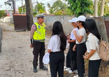 Personil Sat Lantas Edukasi Keselamatan Berlalu Lintas kepada Warga di Simpang Siantar Estate