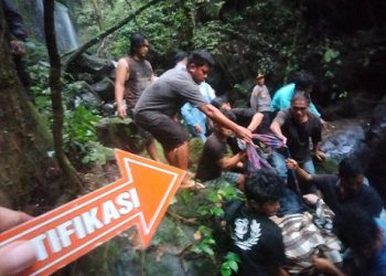 Jenajah korban saat dievakuasi dari TKP