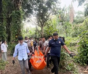 Jenajah korban saat dievakuasi personil Piket Polsek Bandar Huluan dan Tim Inafis AIPDA Sujid Sahputra dari TKP