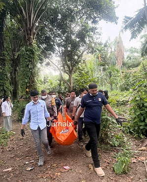 Jenajah korban saat dievakuasi personil Piket Polsek Bandar Huluan dan Tim Inafis AIPDA Sujid Sahputra dari TKP