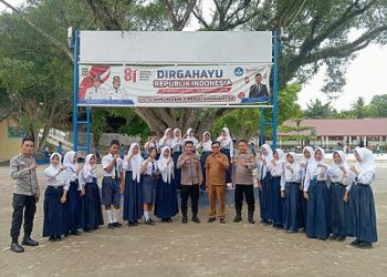 Personil Sat Binmas saat sambang dan silaturahmi kepada anak sekolah