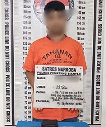 Tersangka IH alias Iqbal dan barang bukti diamankan di Sat Resnarkoba Polres Pematangsiantar