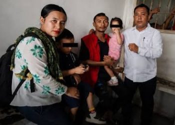 Guru honorer Lijan Tondi Lasriado Sinaga bersama kuasa hukumnya Paris Dakkar Sitohang, S.H., M.H. (Foto Ist)