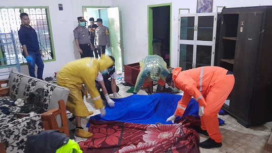 Kapolsek Siantar Timur IPTU Chandra Ritonga SH. MH pimpin cek temuan mayat korban di dalam rumah Jalan Perwira