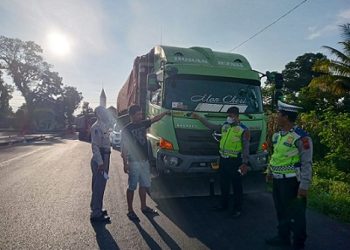 Kanit kamsel IPDA Serly Tarigan bersama personil Unit Kamsel melaksanakan Edukasi Tertib Berlalu lintas kepada Komunitas Angkutan Barang