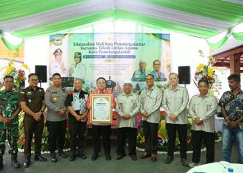 Wali Kota Pematangsiantar Wesly Silalahi SH MKn didampingi sejumlah Unsur Forkopimda menerima penghargaan sebagai Tokoh Toleransi di Kota Pematangsiantar dari FKUB.