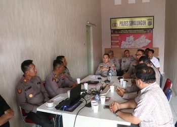 Kapolres Simalungun AKBP Dr. Hendri Nupia Dinka Barus, S.H., S.I.K., M.M beserta jajaran mengikuti kegiatan Video Conference (Vicon) arahan Astamaops Kapolri