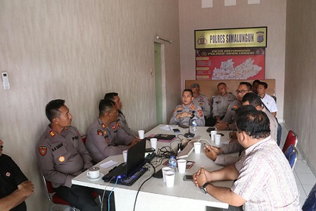 Kapolres Simalungun AKBP Dr. Hendri Nupia Dinka Barus, S.H., S.I.K., M.M beserta jajaran mengikuti kegiatan Video Conference (Vicon) arahan Astamaops Kapolri