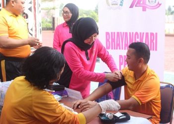 Kapolres Simalungun AKBP Dr. Hendri Nupia Dinka Barus, S.H., S.I.K., M.M saat ikuti bakti kesehatan
