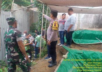 Wakapolsek IPTU M P. Simanjuntak SH bersama Kanit Binmas IPDA M. Hutahean dan Bhabinkamtibmas Kelurahan Parhorasan Nauli AIPDA P. Butar Butar menghadiri mediasi penyelesaian tanah warga