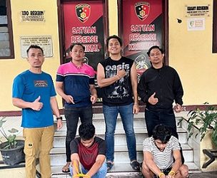 Kedua pelaku curanmor diapit Kanit Jatantas IPDA Revanto Barasa SH dan Tim Opsnal