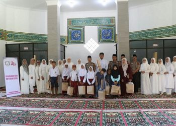 Kapolres Simalungun AKBP Dr. Hendri Nupia Dinka Barus, S.H., S.I.K., M.M memimpin kegiatan doa bersama dan bakti sosial berupa pemberian santunan kepada anak yatim