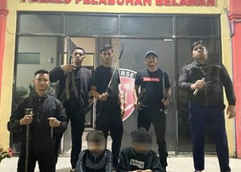 Dua pemuda dan sejumlah sajam yang diamankan personil Polres Pelabuhan Belawan saat patroli di Medan Marelan. (Foto Ist)