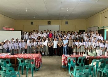 KBO Satuan Samapta IPTU Pitra Jaya Surya Putra SH didampingi Kanit Intelkam Polsek Siantar Selatan IPDA Syaiful Bahri, S.H dan para personil saat sosialisasi di SMA Teladan