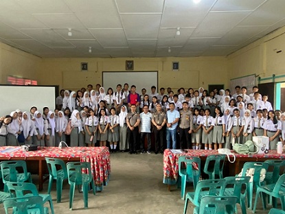 KBO Satuan Samapta IPTU Pitra Jaya Surya Putra SH didampingi Kanit Intelkam Polsek Siantar Selatan IPDA Syaiful Bahri, S.H dan para personil saat sosialisasi di SMA Teladan