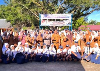 Ps. Kanit Bintibsos Aiptu Hariono dan Ps. Kanit Binpolmas Aiptu Sahyadi Damanik melaksanakan Police Go To School di SMP Negeri 2