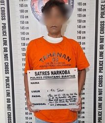 Tersangka H alias Herman dan barang bukti diamankan di Sat Resnarkoba Polres Pematangsiantar