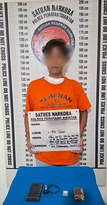 Tersangka H alias Herman dan barang bukti diamankan di Sat Resnarkoba Polres Pematangsiantar