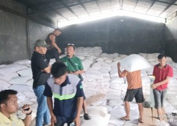Polres Pematangsiantar diwakili Kanit Intelkam Polsek Siantar Martoba Ipda Martua Rajagukguk saat serahkan jagung di gudang Bulog Cabang Pematangsiantar