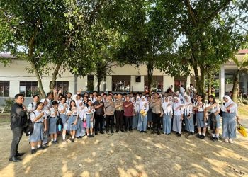 KBO Satuan Samapta IPTU Pitra Jaya Surya Putra SH didampingi Kanit Intelkam Polsek Siantar Selatan IPDA Syaiful Bahri, S.H dan personil Sosialisasi Program Paham AI kepada Siswa Siswi SMAN 5