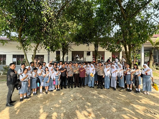 KBO Satuan Samapta IPTU Pitra Jaya Surya Putra SH didampingi Kanit Intelkam Polsek Siantar Selatan IPDA Syaiful Bahri, S.H dan personil Sosialisasi Program Paham AI kepada Siswa Siswi SMAN 5
