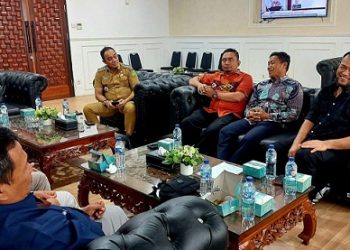 Wakil Ketua DPRD Medan H Hadi Suhendra bersama dua orang legislator asal Medan Utara HT Bahrumsyah (PAN) dan Zulham Efendy (PKS) saat berdiskusi dengan PT Pelabuhan Indonesia (Pelindo) Persero Regional I Cabang Belawan di Gedung DPRD Kota Medan. (Foto Romulo Sinaga / jurnalx.co.id)