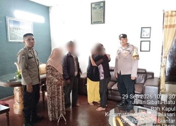 Bhabinkamtibmas Aiptu Januar Butar Butar bersama bersama Aipda Fadlan Fahmi, S.H. melakukan pengecekan dan memediasi kedua pihak.
