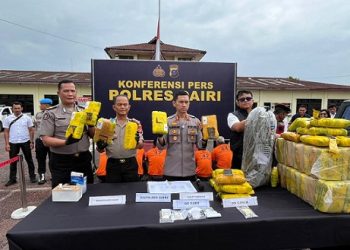 Kapolres Dairi, AKBP Otniel Siahaan saat paparan penemuan 70 Kg ganja kering dan penindakan hukum narkoba. (Foto Ist)
