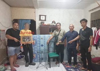 Pelaku Curat, NWS alias Nirwan diapit Kanit Reskrim AIPTU Gixson Rumapea SH. MH dan Tim Opsnal 