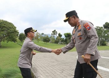 Kapolres Simalungun AKBP Dr. Hendri Nupia Dinka Barus, S.H., S.I.K., M.M menerima kunjungan kerja (Kunker) Kapolda Sumatera Utara (Sumut) Inspektur Jenderal (Irjen) Whisnu Hermawan Februanto, S.I.K. M.H