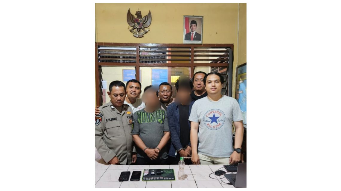 Kedua pelaku pengedar sabu dan barang bukti saat diamankan di Polsek Gunung Malela