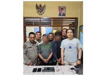 Kedua pelaku pengedar sabu dan barang bukti saat diamankan di Polsek Gunung Malela