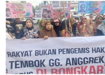 Aksi puluhan warga di Jalan Seroja Gang Anggrek Lingkungan 4, Kelurahan Sunggal, Kecamatan Medan Sunggal (Foto Romulo Sinaga/jurnalx.co.id)