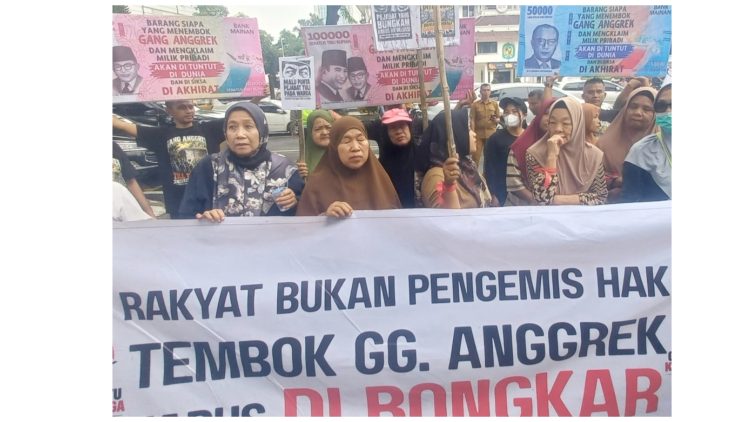 Aksi puluhan warga di Jalan Seroja Gang Anggrek Lingkungan 4, Kelurahan Sunggal, Kecamatan Medan Sunggal (Foto Romulo Sinaga/jurnalx.co.id)