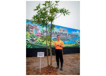 Kapolda Sumut Irjen Pol. Sonny Irawan, S.I.K., M.H saat penanaman pohon. (Foto Ist)