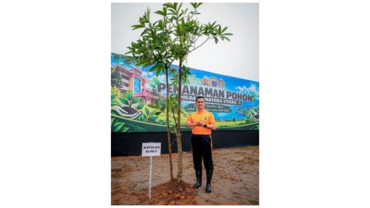 Kapolda Sumut Irjen Pol. Sonny Irawan, S.I.K., M.H saat penanaman pohon. (Foto Ist)