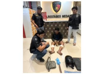 Pelaku jambret pakai jaket ojol yang ditangkap personil Polrestabes Medan. (Foto Ist)